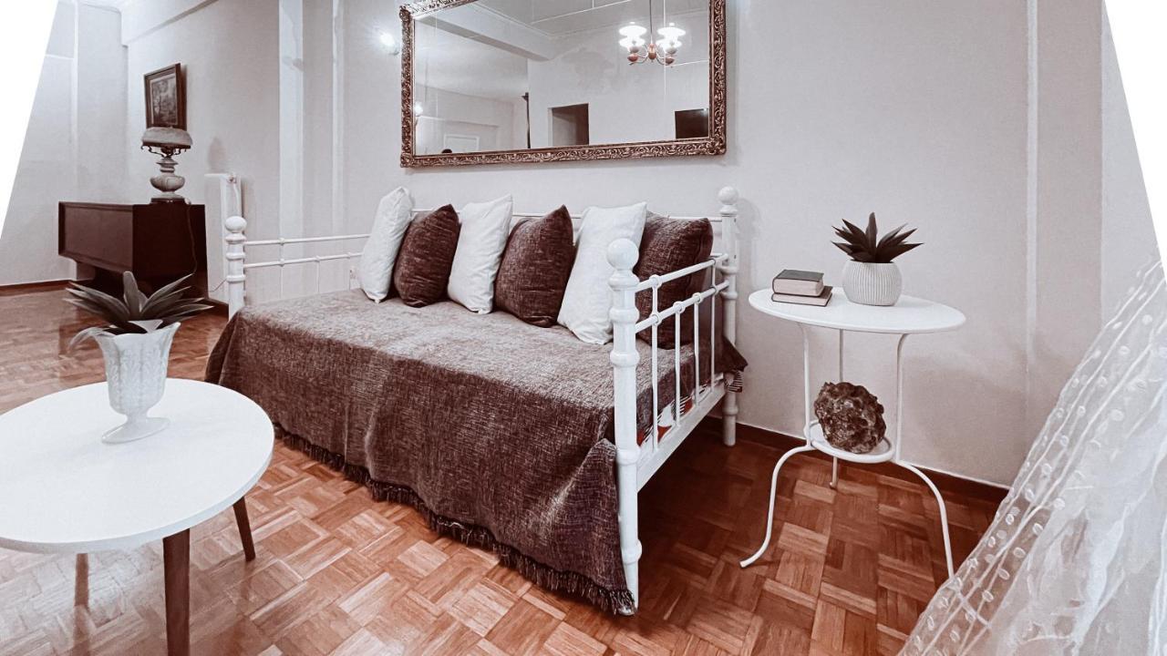 Vintage 2-Bedroom Apt In The Heart Of The City Atena Exterior foto