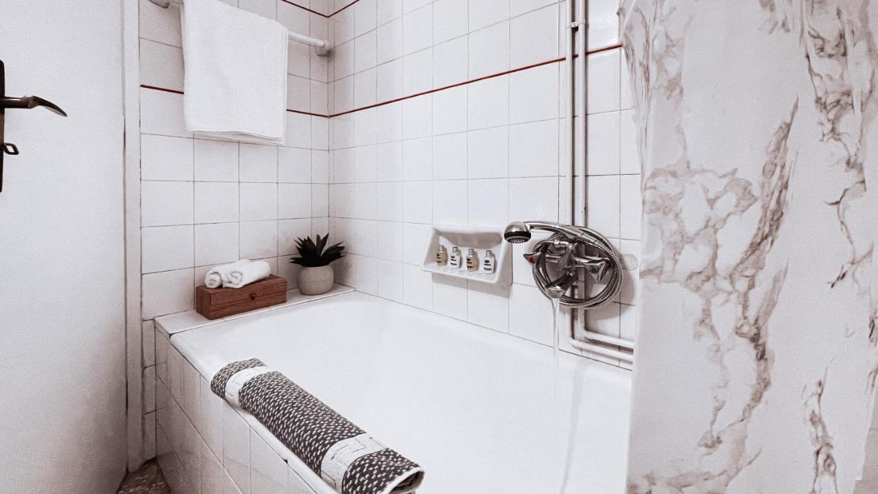 Vintage 2-Bedroom Apt In The Heart Of The City Atena Exterior foto