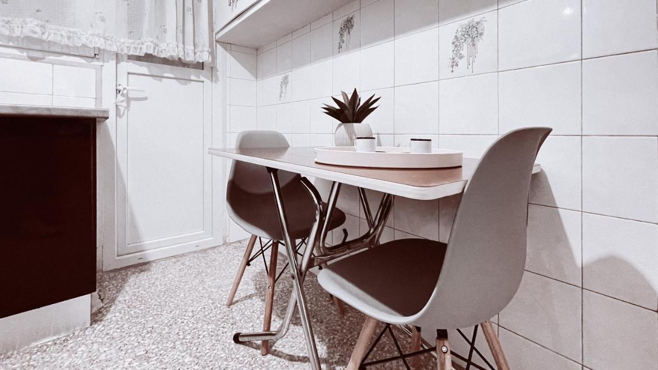 Vintage 2-Bedroom Apt In The Heart Of The City Atena Exterior foto