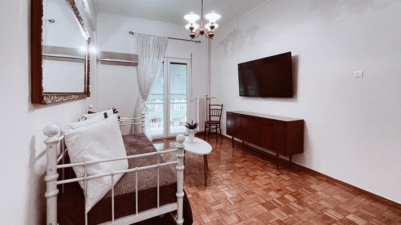 Vintage 2-Bedroom Apt In The Heart Of The City Atena Exterior foto
